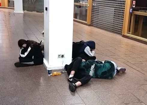Жители возмущены лежащими на вокзале "детьми Ориго". В полиции объяснили, как действовать в таких ситуациях
