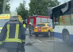 ВИДЕО: на улице Бикерниеку в Риге произошло ДТП - было перекрыто движение и образовались пробки