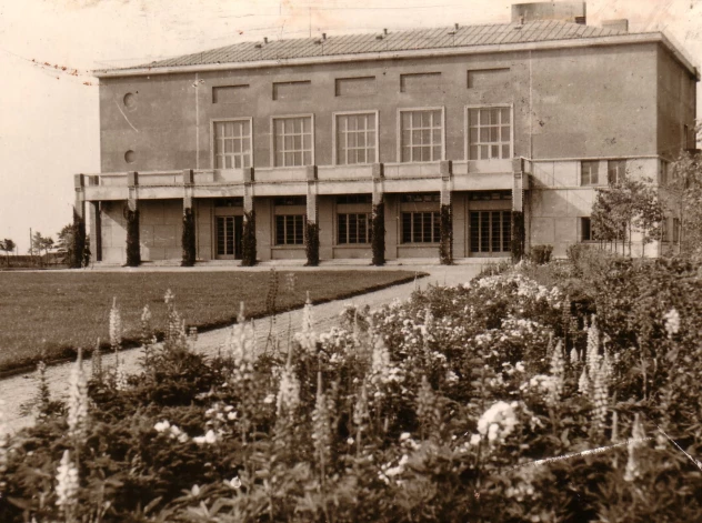 No 1953. līdz 1959. gadam Marta Staņa strādājusi par būvdarbu vadītāju šī kolhoza tapšanā.