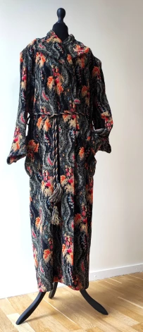 20. gadsimta trīsdesmito gadu peldmētelis, kuru savulaik valkāja Jūrmalas fotogrāfes Inas Intas Liniņas-Ozoliņas māte Vera Lindemane (dzim. Ramane).