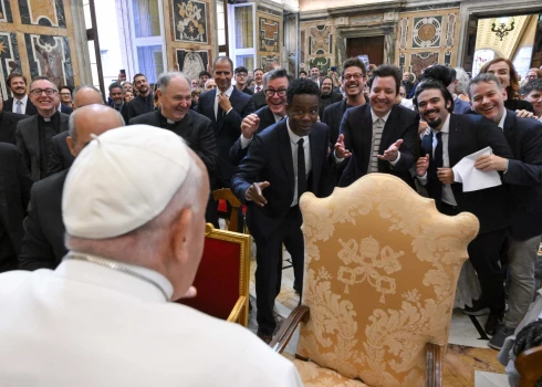 Dievnamā kļūst daudz jautrāk: vairāk nekā 100 komiķu apmeklē pāvestu Francisku Vatikānā