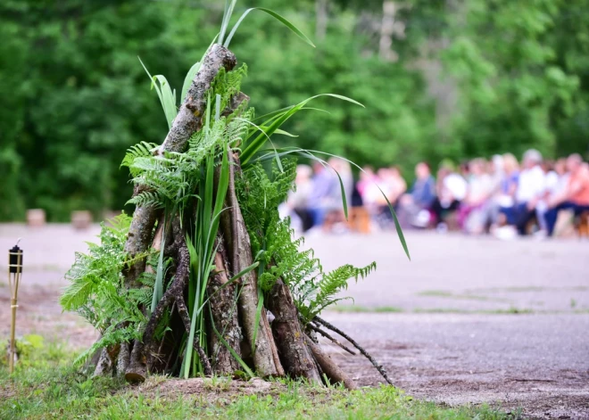 Sadziedāšanās, danči un plikais skrējiens - Saulgriežu festivālā Pālē