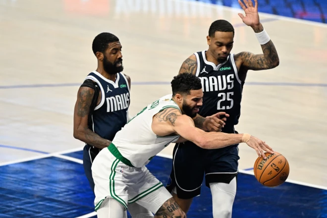 Bostonas "Celtics" komanda tā arī neatrada pretargumentus blīvajai "Mavericks" aizsardzībai.