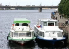 Одно и то же сообщение снова и снова: жителей Старой Риги сводит с ума реклама туристических корабликов