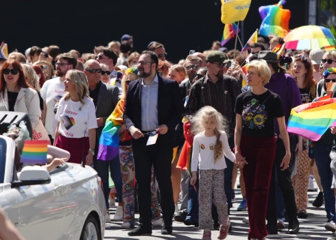 Starp gājiena dalībniekiem bija arī kultūras ministre Agnese Logina, satiksmes ministrs Kaspars Briškens, kā arī izglītības un zinātnes ministre Anda Čakša.