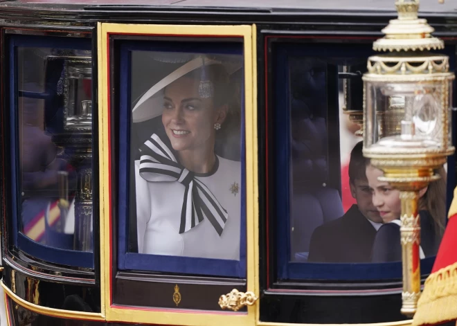 Velsas princese Ketrīna pirmo reizi pēc slimības paziņošanas parādās sabiedrībā