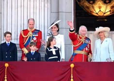 ФОТО: принцесса Кэтрин и принц Уильям с детьми, Карл III и Камилла вышли на балкон Букингемского дворца