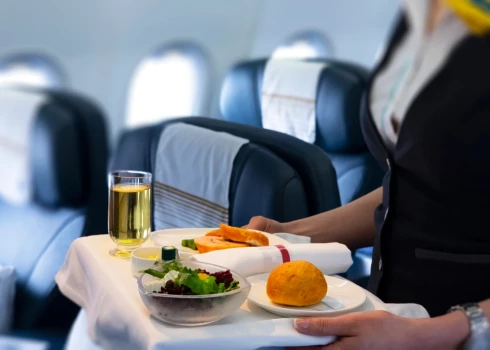 От какой еды и напитков стюардессы отказываются в полете