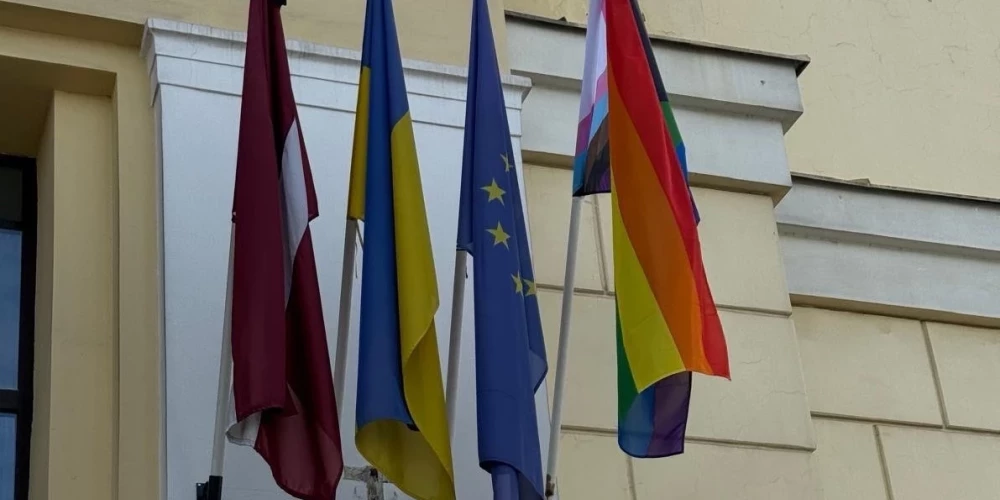 Praida nedēļas izskaņā LGBT karogs plīvo arī pie Satiksmes ministrijas
