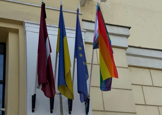 Praida nedēļas izskaņā LGBT karogs plīvo arī pie Satiksmes ministrijas