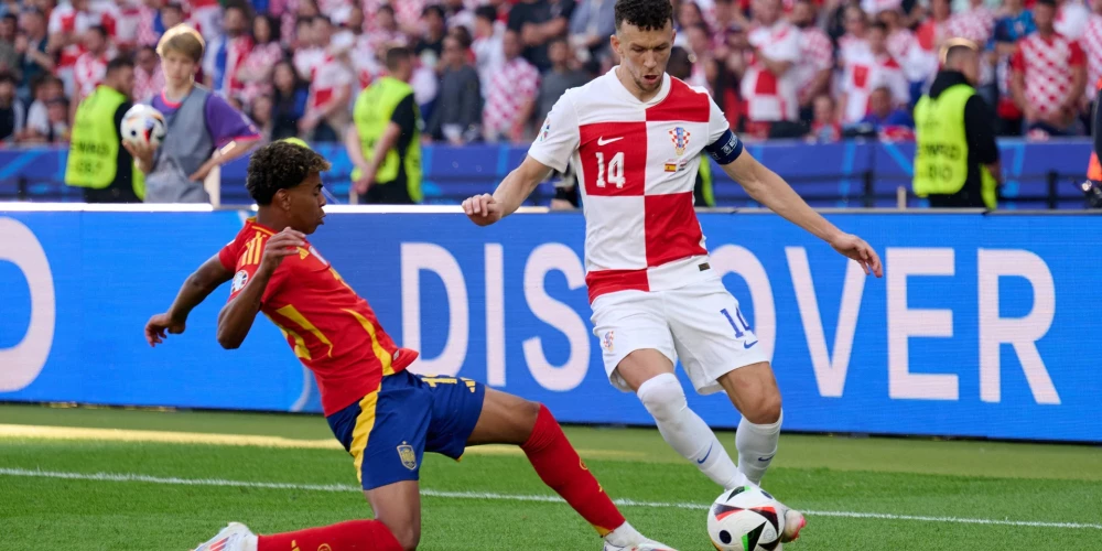 Spānijas futbolisti Jamala rekordspēlē pārliecinoši uzvar Horvātiju 
