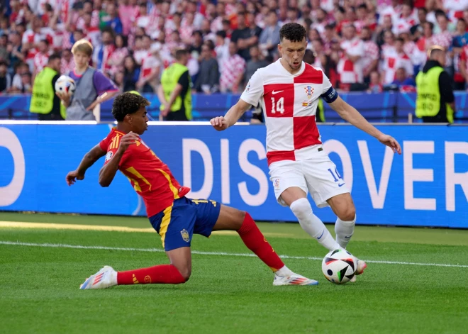 Spānijas futbolisti Jamala rekordspēlē pārliecinoši uzvar Horvātiju