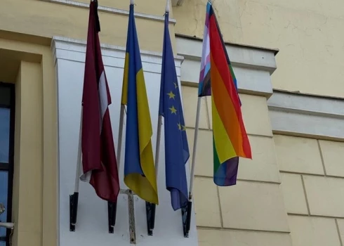 Радужный флаг ЛГБТ-сообщества был также поднят над Министерством сообщения