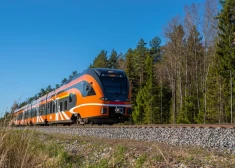В Эстонии машина выехала на пути перед поездом - ее водитель погиб