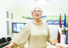 Переизбранная в Европарламент Сандра Калниете связала себе платье после смерти мужа