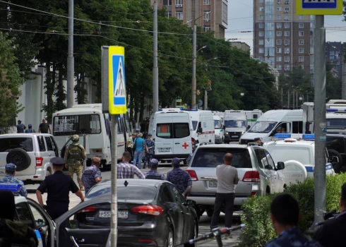 Krievijas policisti un  dienesta darbinieki pulcējas netālu no pirmstiesas izmeklēšanas izolatora Rostovā pie Donas.