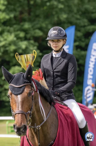 Adriāna Anna Arāja ar zirgu Conterina.