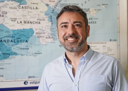 “Es Latvijā neesmu ārzemnieks, un nevajag pret mani izturēties kā pret ārzemnieku. Runājiet ar mani latviski!” aicina spānis Havjers Fernandezs un piebilst: “Bet visvairāk man sāp sirds, ka latvieši pamet savu zemi. Jūsu senči to izcīnīja ar asinīm, un tagad jūs to vienkārši atstāsiet citiem?"