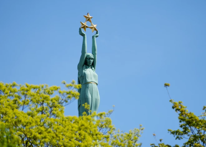 Pirmdien Latvijā gaiss iesils līdz plus 25 grādiem - ultravioletā starojuma indekss sasniegs vidēju līmeni