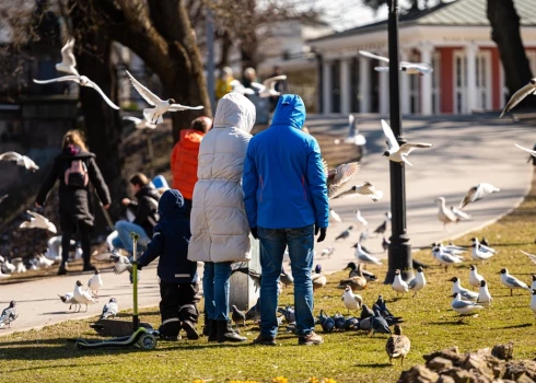 Люди в Риге.