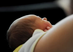 Latvijā reģistrēto jaundzimušo skaits četros mēnešos sarucis par 10,6%