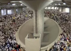 VIDEO: musulmaņu svētceļnieki Minā veic ikgadējo hādža rituālu un ar akmeņiem nomētā velnu