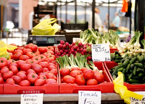 "Сейчас в проигрыше все": латвийцы все меньше покупают местные фрукты и овощи, а количество импортных лишь растет