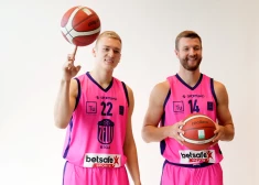 Latvijas 3x3 basketbola izlases spēlētāji Francis Lācis (no kreisās) un Zigmārs Raimo.