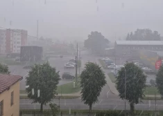 Вечером в Риге ожидается гроза с очень сильными дождями; в Сигулде уже непогода, в Лимбажи град