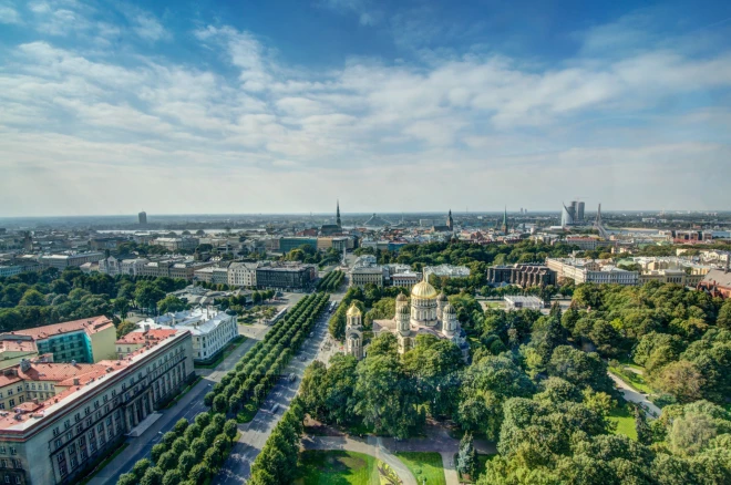 Rīgas panorāma no Skyline Bar loga.