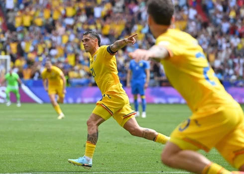 Rumānijas futbolisti Eiropas čempionātu sāk ar pārliecinošu uzvaru pret Ukrainu