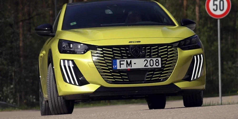  "Peugeot" Hybrid ir divi akumulatori - 12V svina skābes akumulators zem motorpārsega un 48V gaitas akumulators grīdā zem vadītāja sēdekļa.