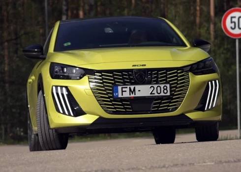  "Peugeot" Hybrid ir divi akumulatori - 12V svina skābes akumulators zem motorpārsega un 48V gaitas akumulators grīdā zem vadītāja sēdekļa.