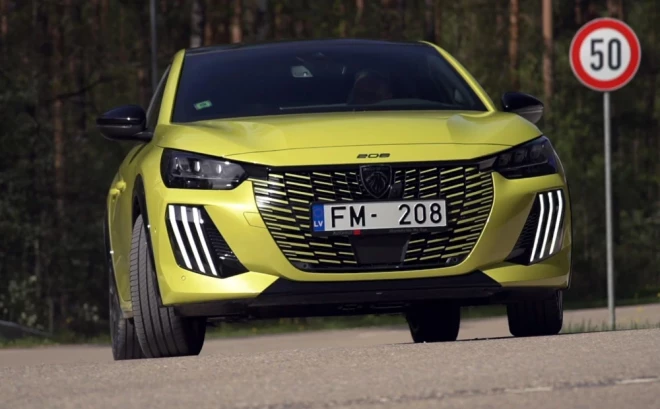 "Peugeot" Hybrid ir divi akumulatori - 12V svina skābes akumulators zem motorpārsega un 48V gaitas akumulators grīdā zem vadītāja sēdekļa.