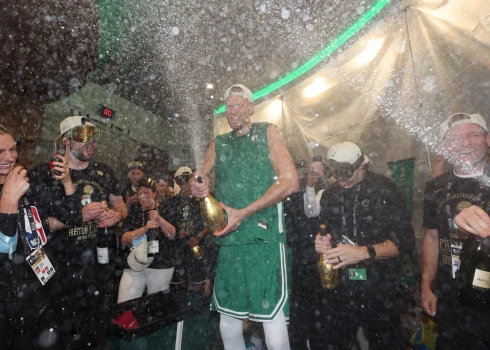 Kristaps Porziņģis laistās ar šampanieti "Celtics" ģērbtuvē.