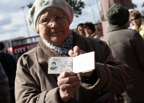 Latvijas pensionāru federācijas rīkotā pensionāru sapulci, kuras laikā tiek vākti paraksti par nabadzības pieauguma apturēšanu vecākās paaudzes iedzīvotāju vidū un veselības aprūpes nodrošināšanu senioriem. (2017. gada 16. septembris.)