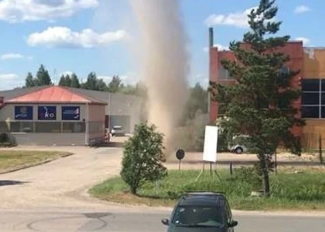 Sinoptiķi brīdina: trešdien iespējamas stipras lietusgāzes, krusa un virpuļviesuļi