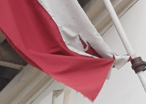 "Сердце кровью обливается": жительница подняла всех на ноги из-за порванного флага Латвии на станции