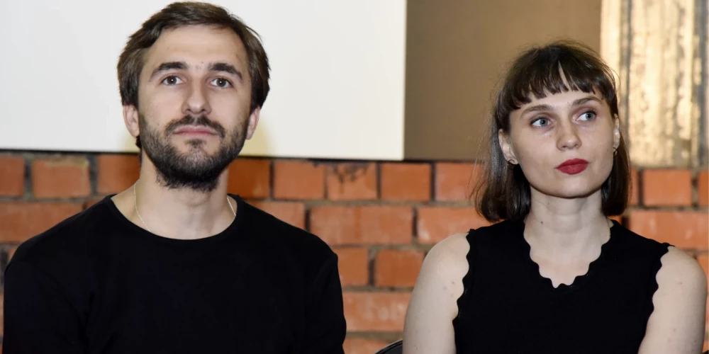 Mākslinieki Reinis un Krista Dzudzilo.