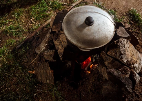 Kā pareizi un droši pagatavot Līgo svētku maltīti uz ugunskura: praktiski padomi un receptes