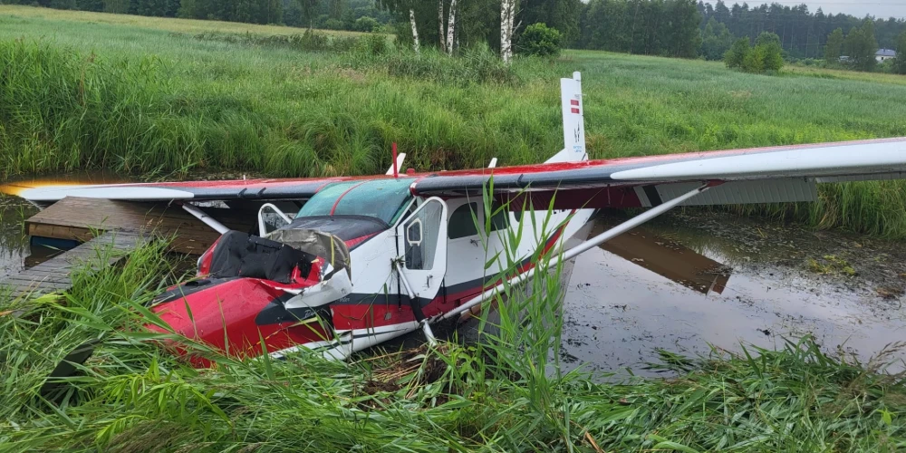 Pilots veicis ārkārtas nosēšanos uz lauka. 