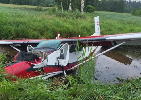 Самолет, использовавшийся для прыжков с парашютами, совершил аварийную посадку на лугу в Бабите