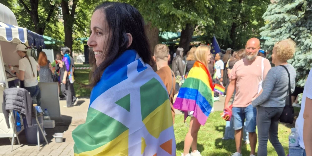 "Pride" gājienā Izraēlas vēstniece Latvijā Šārona Rapaporta-Palgi dodas katru gadu. Šogad viņa saņēmusi aizrādījumu no "Progresīvie" 2022. gada Saeimas vēlēšanu kandidātes par iemaisīšanos "Progresīvo" pulciņā gājiena laikā.