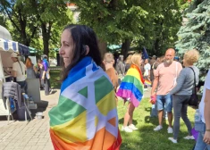 "Pride" gājienā Izraēlas vēstniece Latvijā Šārona Rapaporta-Palgi dodas katru gadu. Šogad viņa saņēmusi aizrādījumu no "Progresīvie" 2022. gada Saeimas vēlēšanu kandidātes par iemaisīšanos "Progresīvo" pulciņā gājiena laikā.