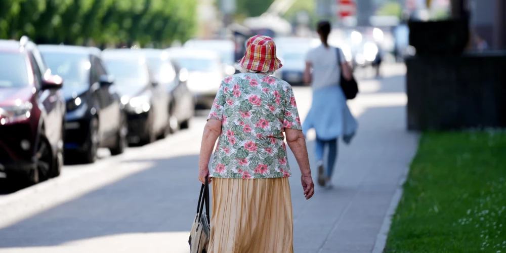 Каждому, но в особенности пожилым людям, в летний период рекомендуется заниматься физической активностью вне дома только ранним утром или вечером, а знойную часть дня проводить в помещениях и отдыхать. 