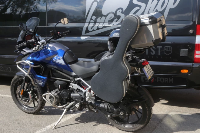 Jau 13. gadu Kārlis Kazāks ar domubiedriem mīsies ar velosipēdu pa Latviju un sniegs velokoncertus. Šovasar viņi viesosies Latgalē un Sēlijā. Bet uz citiem koncertiem Kārlis dosies ar savu jauno, speciāli aprīkoto motociklu.