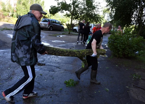 FOTO, VIDEO: vētra izraisījusi pamatīgu postažu Daugavpilī