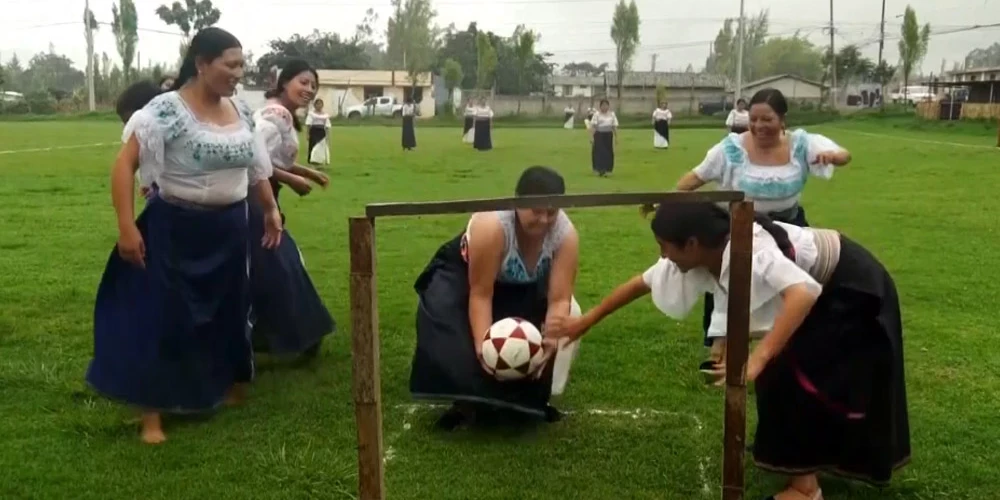 VIDEO: nomaļā Ekvadoras ciematā sievietēm neļāva spēlēt futbolu, tāpēc viņas izdomāja savu sporta veidu