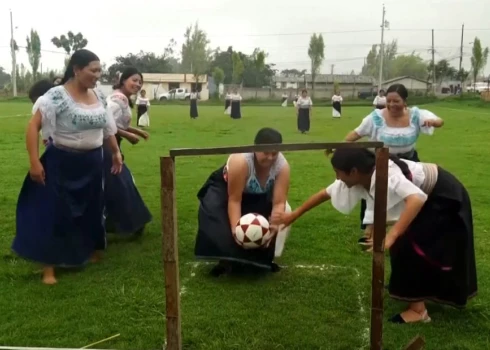 VIDEO: nomaļā Ekvadoras ciematā sievietēm neļāva spēlēt futbolu, tāpēc viņas izdomāja savu sporta veidu