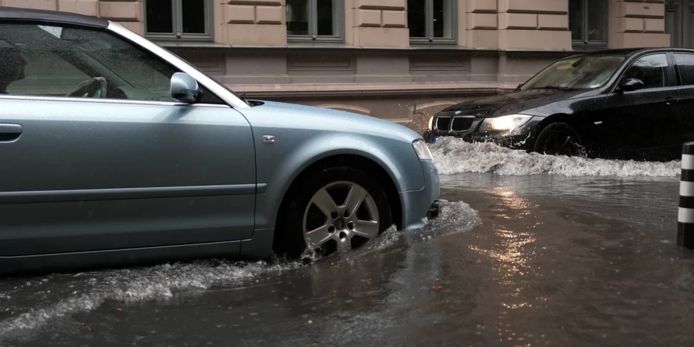 Kad auto šūpo kā laivu: vai Rīgā kaut kas tiek darīts ar lietū applūstošajām ielām?